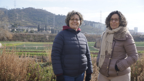 Zaida i Mònica Palet, veïnes de Vallbona, amb la Ponderosa al fons.