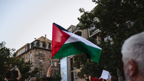 Una bandera de Palestina en una manifestación por su liberación, en Estrasburgo, Francia, a 13/10/2023.