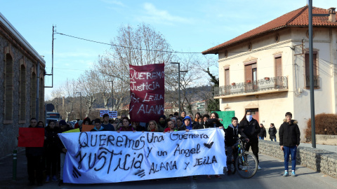 Un centenar de persones han marxat en silenci des del domicili dels bessons fins a l'institut de Sallent