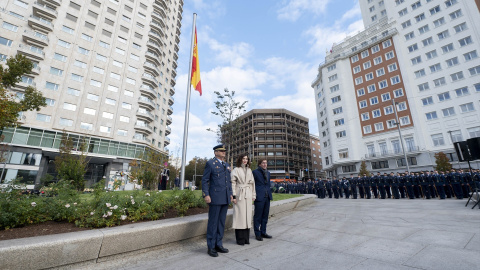 Almeida, Ayuso y la bandera