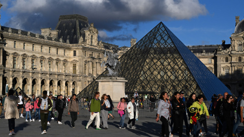 Turistas pasean junto a la pirámide del Louvre, a 21 de septiembre de 2023.