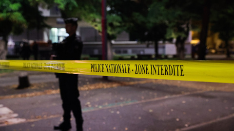 Un cordón policial bloquea el acceso a la escuela secundaria Gambetta-Carnot en Arrás, en el norte de Francia, tras el asesinato de un profesor, a 13/10/2023.