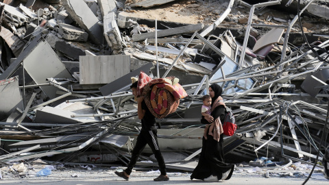 Una familia gazatí huye de la zona norte de la Franja de Gaza con las pocas pertenencias que pueden llevar.