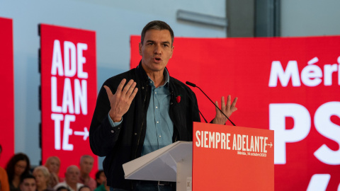 Pedro Sánchez interviene durante un acto público del partido, en Mérida, a 14/10/2023.