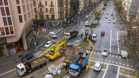 Socavón en el centro de Palma de Mallorca, que se produjo en la madrugada de este martes a causa de las copiosas lluvias de las últimas horas.