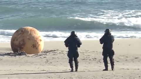 Desconcierto en Japón por la aparición de una misteriosa bola de hierro en una playa