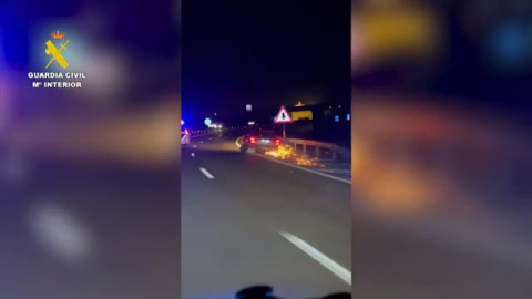 La Guardia Civil detecta a un coche circulando sin dos ruedas y una moto a más de 200 km/h