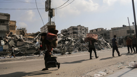 Residentes de la ciudad de Gaza reúnen algunas pertenencias antes de tratar de salir de la ciudad.