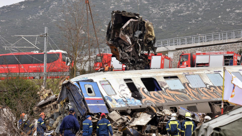 Los Bomberos intentan rescatar a supervivientes del amasijo de hierros en los que han quedado convertidos los trenes siniestrados en Grecia este 1 de marzo de 2023.