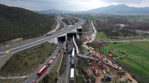 Vista general del área donde se ha producido la colisión de dos trenes en Grecia, donde se ha aprecia la virulencia de la misma, este 1 de marzo de 2023.