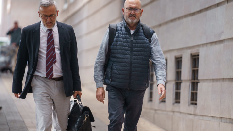 El exdiputado nacional del PSOE Juan Bernardo Fuentes junto a su abogado Raúl Miranda salende la Audiencia Provincial de Santa Cruz de Tenerife, a 22 de febrero de 2023.