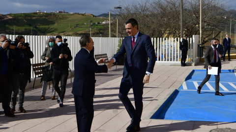 El presidente de Ceuta, Juan Jesús Vivas (i), saluda al presidente del Gobierno, Pedro Sánchez (d), a su llegada la inauguración del Centro de Salud Tarajal, a 1 de marzo de 2023, en Ceuta