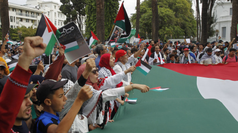 Miles de personas protestan en Rabat contra la normalización de las relaciones entre Marruecos e Israel.