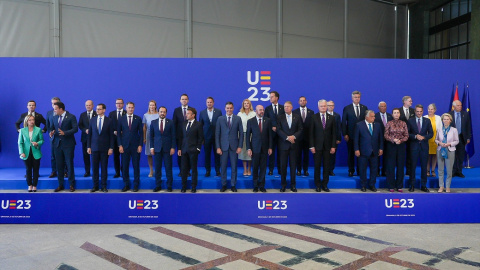 El presidente del Gobierno en funciones, Pedro Sánchez, preside la foto de familia con los Jefes de Estados o de Gobierno de la Unión Europea que asisten al Consejo Europeo informal del 6 de octubre del 2023 en Granada