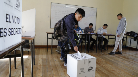 Los ciudadanos ecuatorianos asisten a votar en la segunda vuelta de las elecciones presidenciales  en Quito (Ecuador), a 15/10/2023.