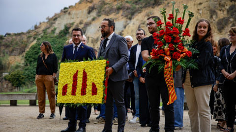 El presidente de la Generalitat, Pere Aragonès, durante una ofrenda floral en la tumba de Lluís Companys, en Barcelona, a 15/10/2023.