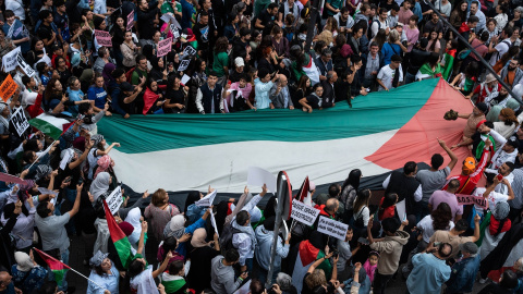 Vista general de varias personas con una bandera de Palestina durante una manifestación en apoyo al pueblo palestino, desde la Puerta del Sol, a 15 de octubre de 2023,