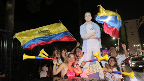 Simpatizantes del candidato a la presidencia Daniel Noboa, celebran el triunfo de su candidato durante las elecciones presidenciales en Guayaquil (Ecuador) este 16 de octubre de 2023.