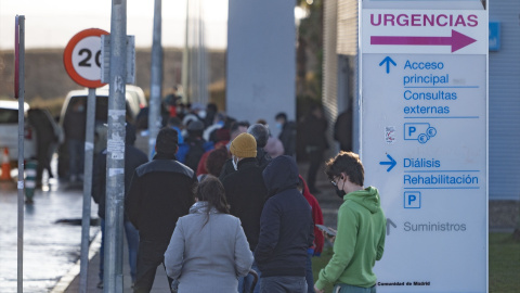 Varias personas esperan la cola para hacerse test Covid-19 en el Hospital Infanta Sofía, a 27 de diciembre de 2021, en San Sebastián de los Reyes, Madrid, (España).