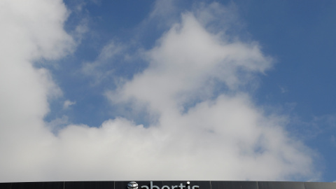 Cartel distintivo de la empresa Abertis en su oficina de Barcelona. / Reuters