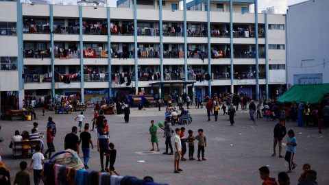 Palestinos desplazados al sur de Gaza se refugian de los ataques israelíes en un colegio de la ONU, a 16 de octubre de 2023.