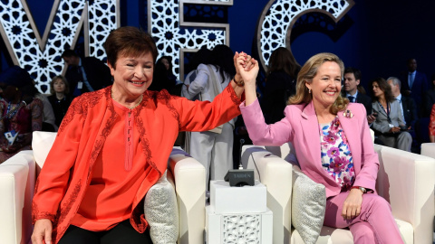 La vicepresidenta primera y ministra de Asuntos Económicos en funciones, Nadia Calviño (d), con la directora gerente del Fondo Monetario Internacional, Kristalina Georgieva (i), en la asamblea anual del organismo internacional celebrada en en Marrakech 