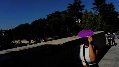 Una mujer se protege del sol en medio de un clima inusualmente caluroso en octubre en Madrid, España , 5 de octubre de 2023.