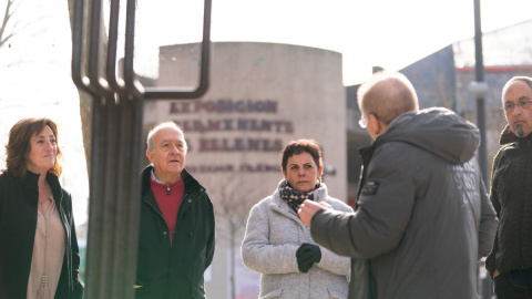 Varios representantes de EH Bildu realizan una visita por la ciudad, a 25 de febrero de 2023, en Vitoria, Álava, Euskadi.