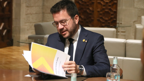 El president de la Generalitat, Pere Aragonès, amb l'informe dels experts de l'acord de claredat.