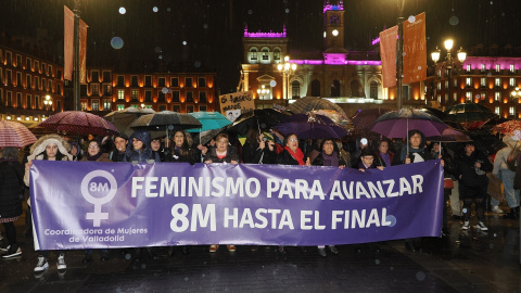 Varias personas durante una manifestación convocada por la Coordinadora de Mujeres de Valladolid y Bloque Crítico Feminista, por el 8M.