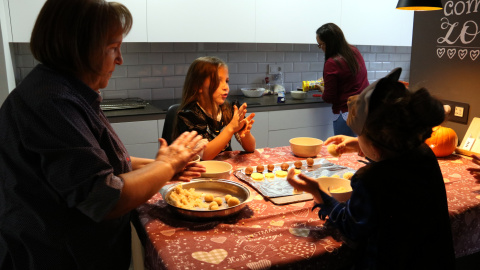 Una família fent panellets a Igualada, en una imatge d'arxiu