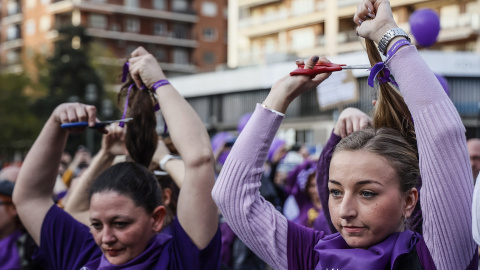 Varias mujeres realizan una acción colectiva de corte de pelo a 8 de marzo de marzo de 2023, en Valencia.