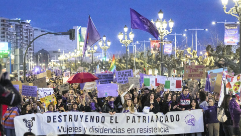 Miles de mujeres protestan durante la manifestación convocada por la Comisión 8 de Marzo en Santander.