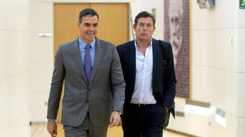 El presidente del Gobierno en funciones, Pedro Sánchez, y el diputado del PSOE, Xosé Ramón Gómez Besteiro, a su llegada para recibir al diputado de BNG durante su ronda de contactos.