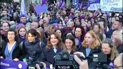 Irene Montero, Lilith Verstrynge y Ángela Rodríguez, entre otras figuras destacadas de Podemos, se preparan para la manifestación del 8M