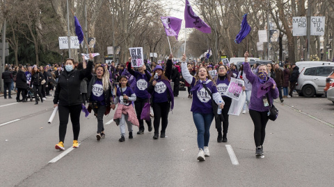 Las primeras personas llegan a la manifestación convocada por la Comisión 8M, por el 8M, Día Internacional de la Mujer, en Madrid.