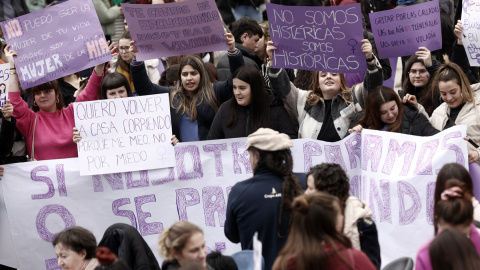 Concentración de un grupo de mujeres en la Plaza del Castillo de Pamplona apoyando a mujeres con discapacidad