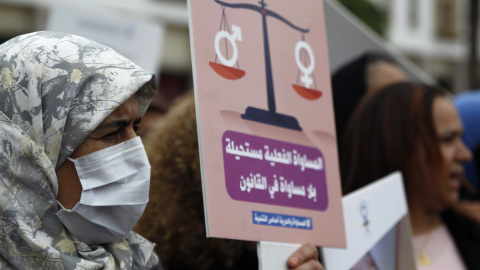 Decenas de marroquíes se manifestaron este miércoles en Rabat con motivo del Día de la Mujer para pedir "igualdad y libertad" como "base del desarrollo", reclamando la despenalización del aborto, del adulterio y las relaciones extramatrimoniales, así