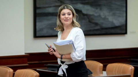 La diputada del PSOE Laura Berja a su llegada a la Comisión de Igualdad, en el Congreso de los Diputados, a 8 de febrero de 2023, en Madrid.