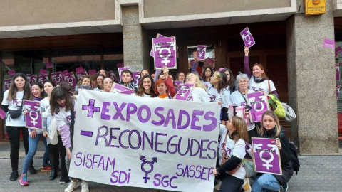 Trabajadoras de algunos servicios sociales externalizados del Ayuntamiento de Barcelona durante la movilización por el 8M, a 8 de marzo de 2023.