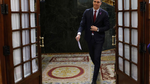 El presidente del Gobierno, Pedro Sánchez, abandona el hemiciclo tras asistir a la sesión de control al Ejecutivo, a 8 de marzo de 2023.