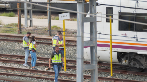 La policía junto a los dos trenes donde se ha localizado el cádaver, cerca de la estación de Santa Justa, a 16 de octubre de 2023, en Sevilla