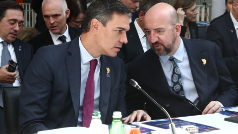 El presidente del Gobierno en funciones, Pedro Sánchez, durante la Cumbre del Proceso de Berlín, junto al presidente del Consejo Europeo, Charles Michel.