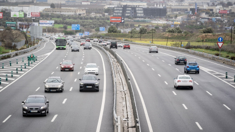 Varios coches circulan por la autovía del Suroeste, A-5, a 8 de enero de 2023, en Madrid (España). Foto de ARCHIVO