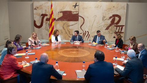 16/10/2023 - En el centro, la consellera de la Presidencia, Laura Vilagrà y el presidente de la Generalitat, Pere Aragonès, durante una reunión del Govern sobre el informe para pactar un referéndum de autodeterminación, a 16 de octubre de 2023.