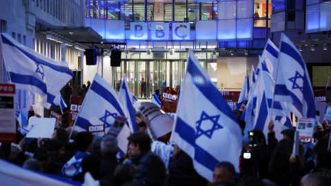 16/10/23 Manifestación proisraelí este lunes frente a la sede de la BBC en Londres.