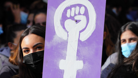 25/11/2021 Una alumna de la Universidad de Santiago con un cartel feminista durante una sentada feminista