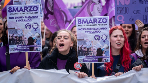 Varias mujeres con pancartas durante una manifestación convocada por el Sindicato de Estudiantes y ‘Libres y Combativas’, por el 8M, a 8 de marzo de marzo de 2023, en Madrid.