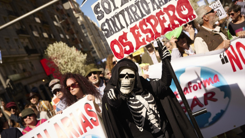 Varias personas marchan en la manifestación convocada por entidades sociales, profesionales de la sanidad y organizaciones sindicales por la defensa del sistema sanitario público madrileño, a 26 de marzo de 2023, en Madrid (España).