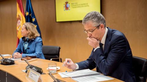 El gobernador del Banco de España, Pablo Hernández de Cos, y la vicepresidenta segunda y ministra de Asuntos Económicos, Nadia Calviño, durante un encuentro con representantes de entidades financieras en Madrid. E.P./Gabriel Luengas